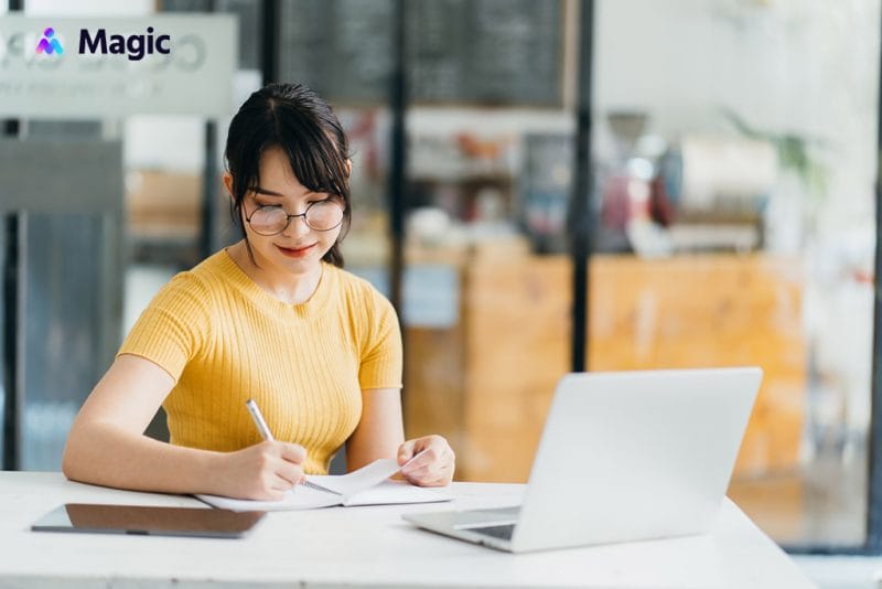 copywriter creating an article